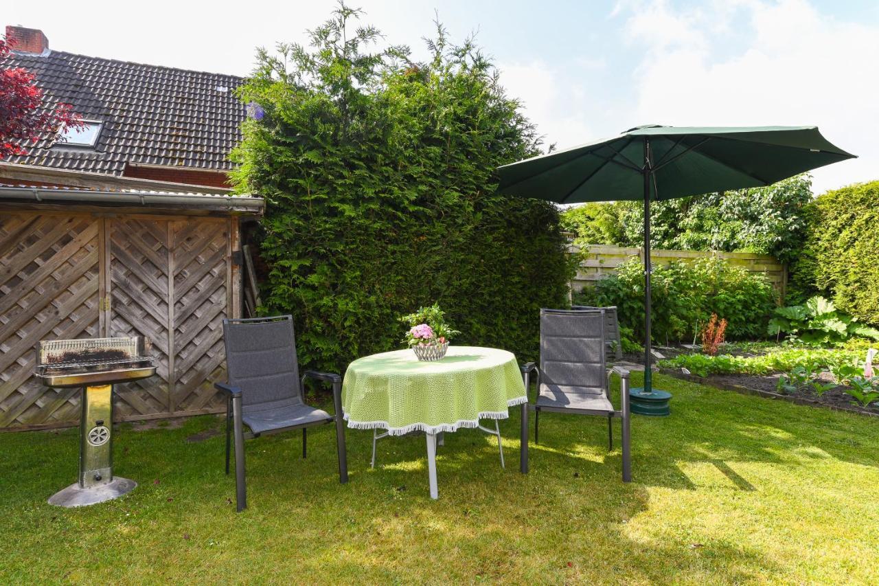 Ferienwohnung Im Haus Weinstock Esens Luaran gambar